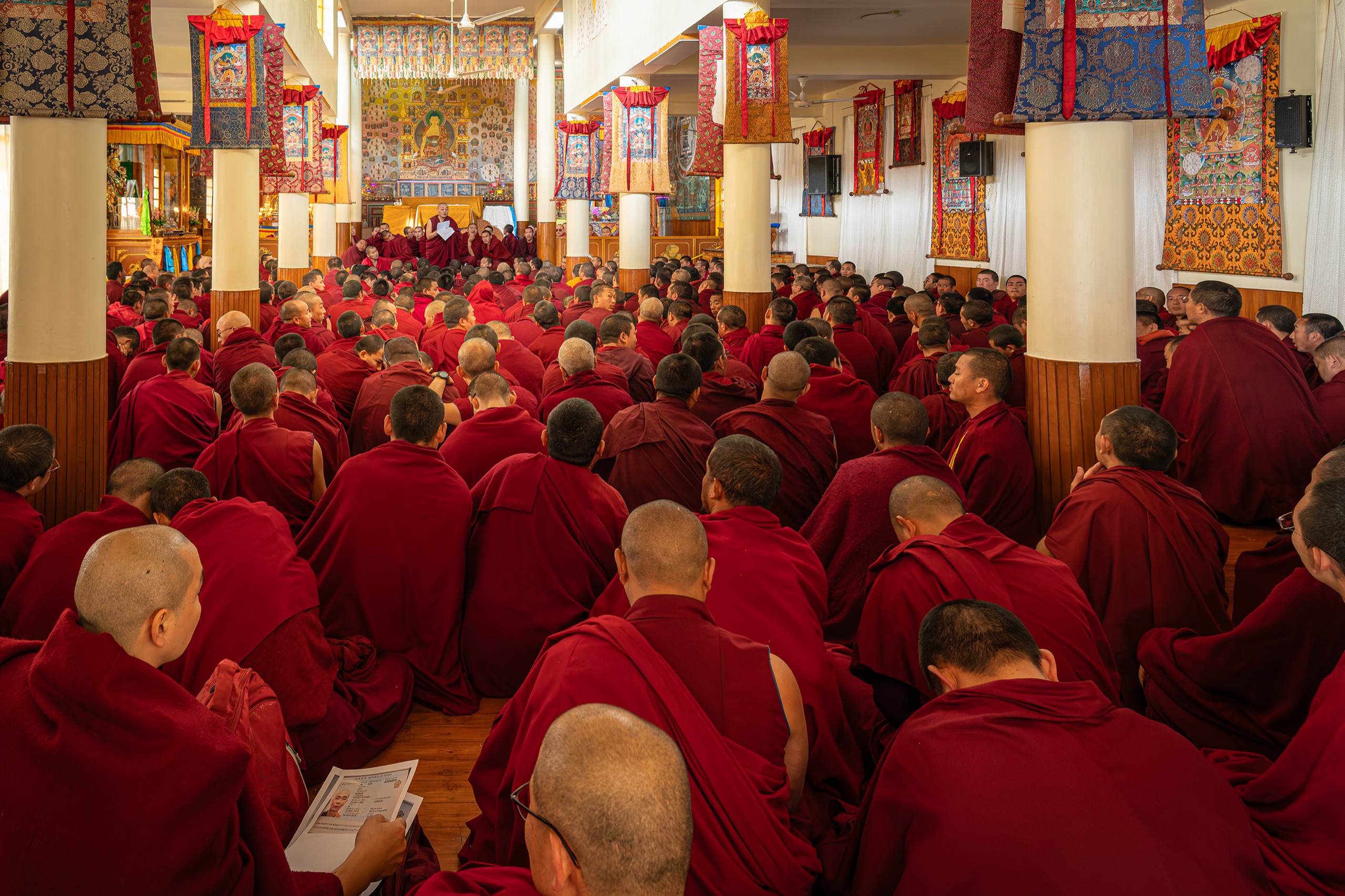 Jóvenes monjes tibetanos en el monasterio de S.S. el Dalái Lama, Dharamsala